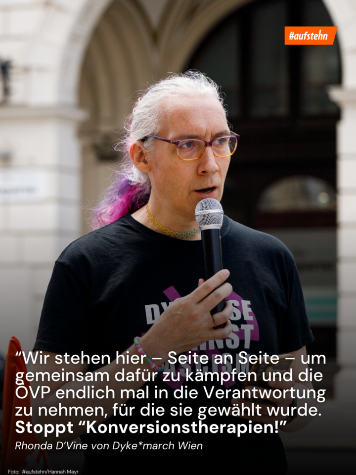 2 Foto eine_r Redner_in und ein Zitat aus der Rede: "Wir stehen hier – Seite an Seite – um gemeinsam dafür zu kämpfen und die ÖVP endlich mal in die Verantwortung zu nehmen, für die sie gewählt wurde. Stoppt “Konversionstherapien”!"