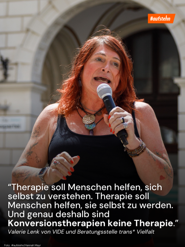 3 Foto eine_r Redner_in, sowie ein Zitat aus der Rede: "Therapie soll Menschen helfen, sich selbst zu verstehen. Therapie soll Menschen helfen, sie selbst zu werden. Und genau deshalb sind Konversionstherapien keine Therapie.”