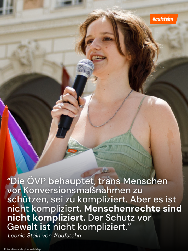 5 Foto einer Redner_in, sowie ein Zitat aus der Rede: “Die ÖVP behauptet, trans Menschen vor Konversionsmaßnahmen zu schützen, sei zu kompliziert. Aber es ist nicht kompliziert. Menschenrechte sind nicht kompliziert. Der Schutz vor Gewalt ist nicht kompliziert.”