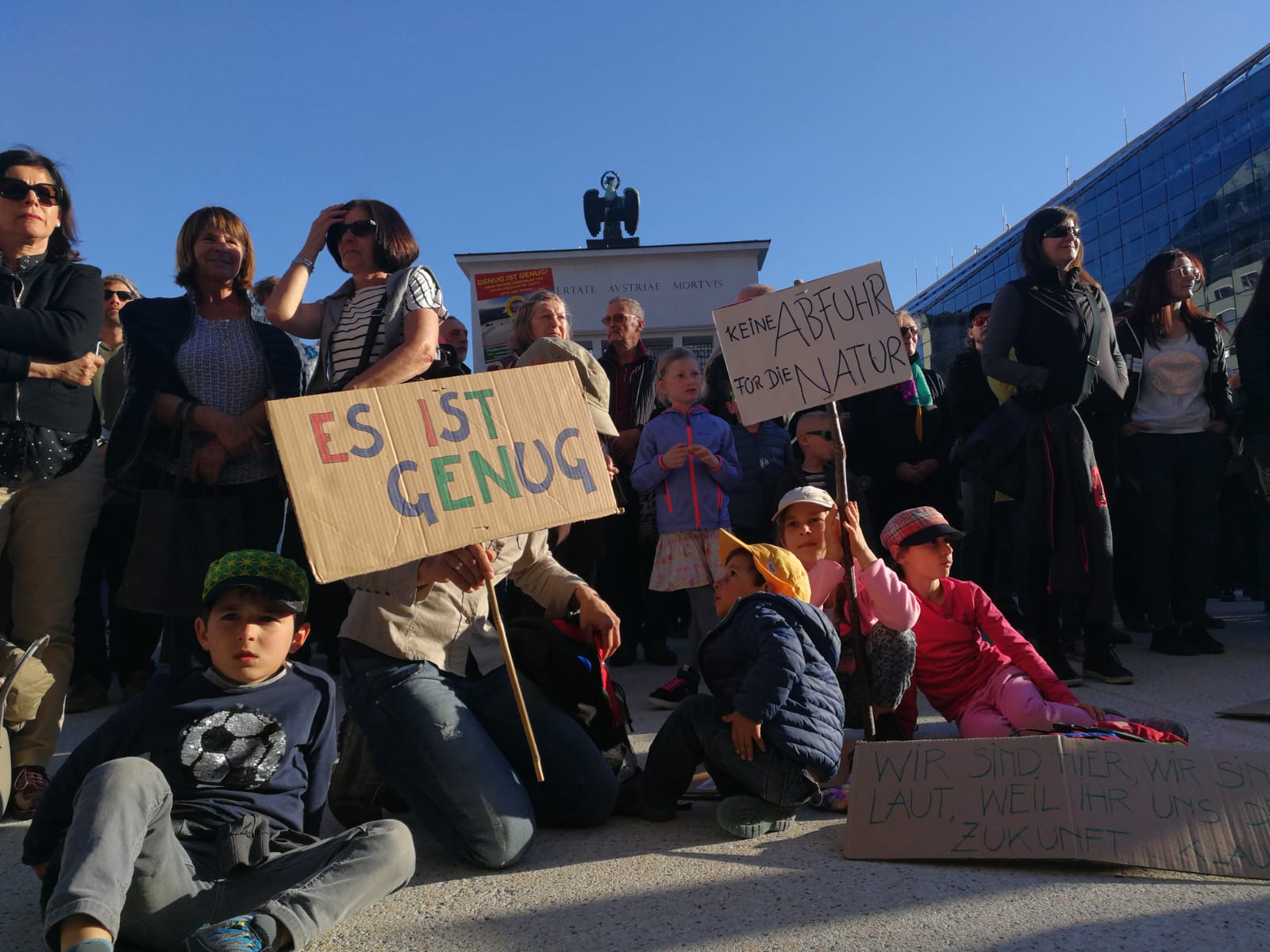 Übergabe Über 16.000 Unterschriften für den Schutz der Alpen! aufstehn