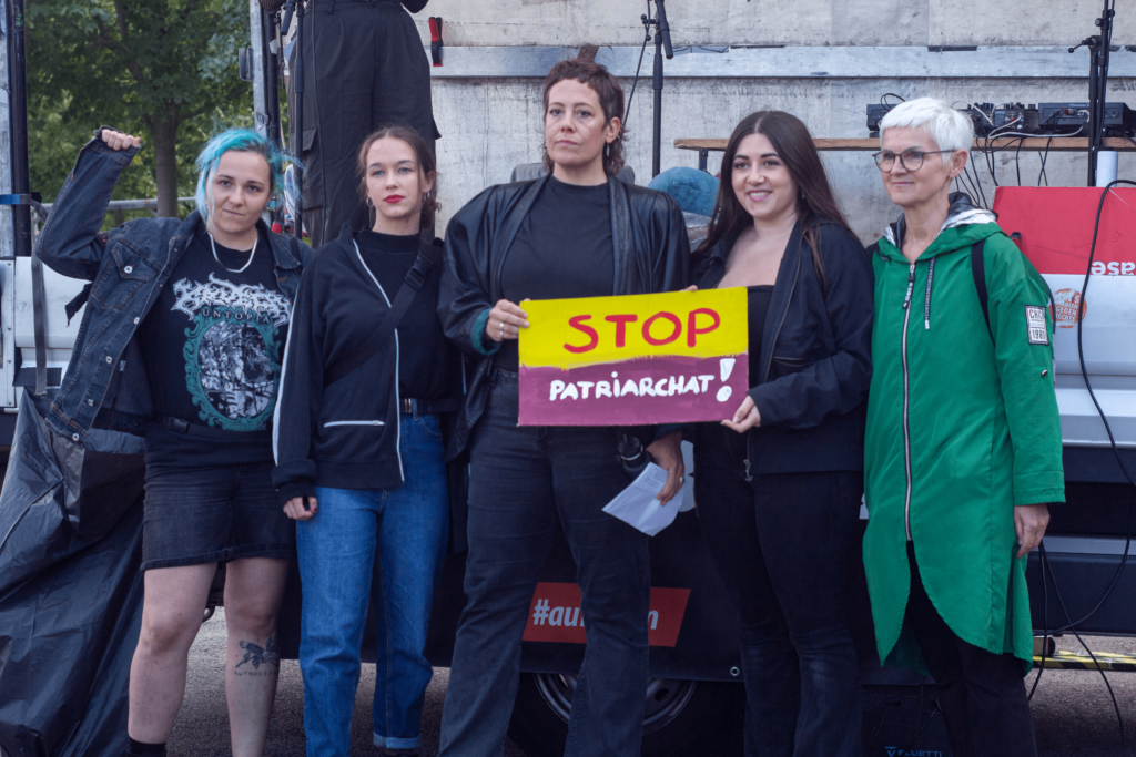 Auf dem Bild sind die Sprecher_innen der Demo #KeineBühne.